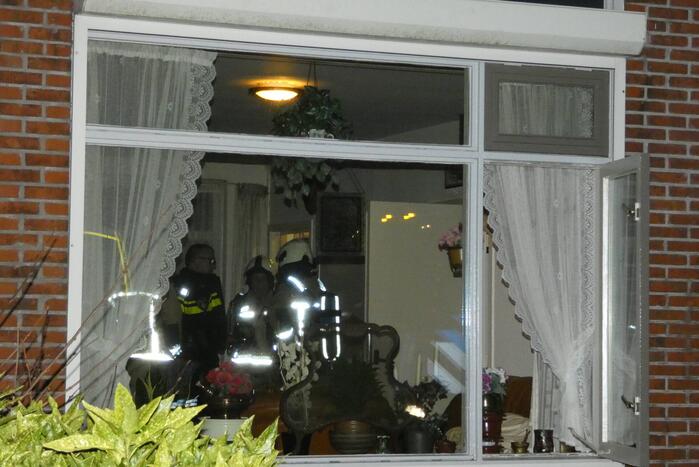 Brandweer blust brand in keuken van woning