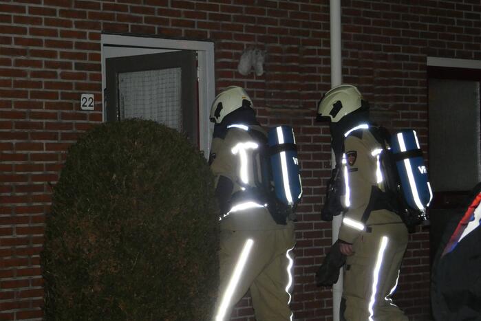 Brandweer blust brand in keuken van woning