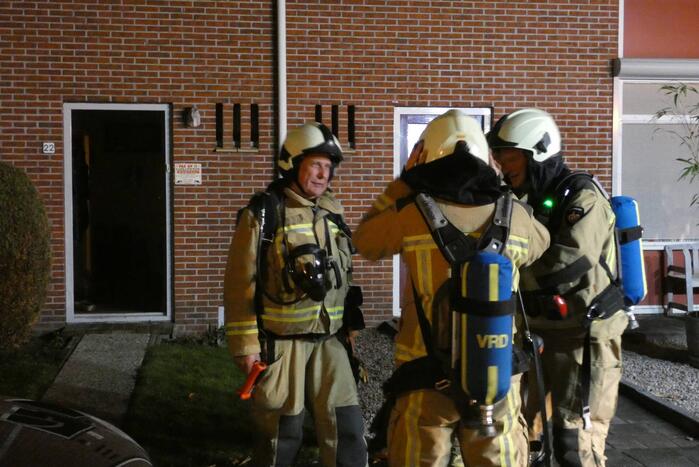 Brandweer blust brand in keuken van woning