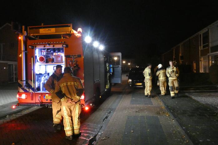 Brandweer blust brand in keuken van woning