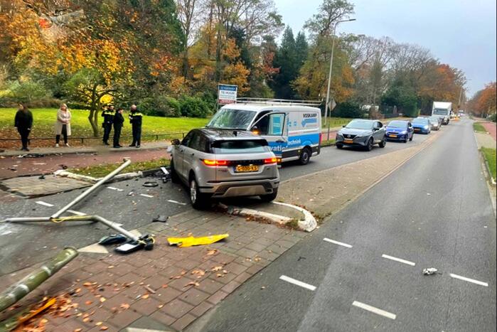 Auto vliegt over vluchtheuvel en botst op bestelbus