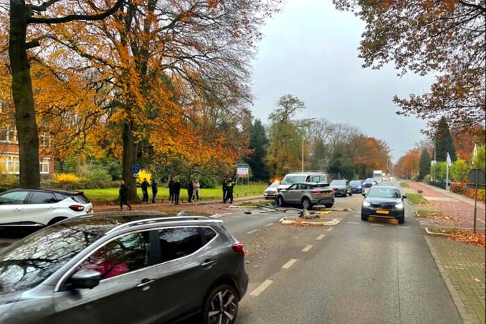 Auto vliegt over vluchtheuvel en botst op bestelbus