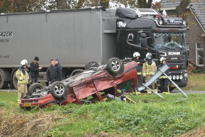 Auto belandt op de kop bij botsing
