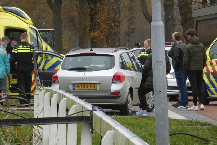 Auto belandt op de kop bij botsing