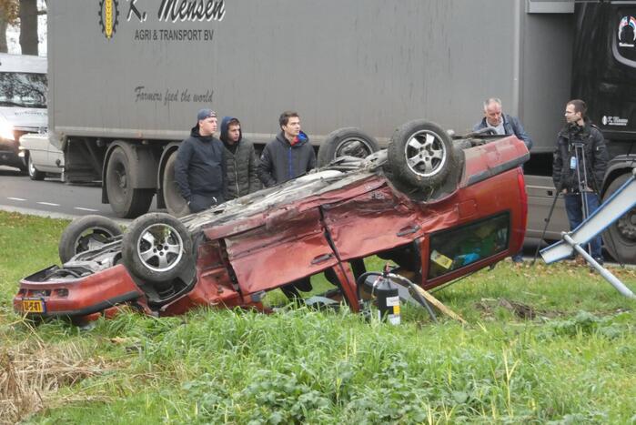 Auto belandt op de kop bij botsing