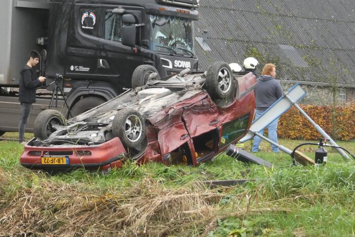 Auto belandt op de kop bij botsing