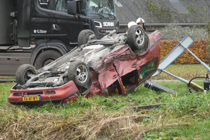 Auto belandt op de kop bij botsing