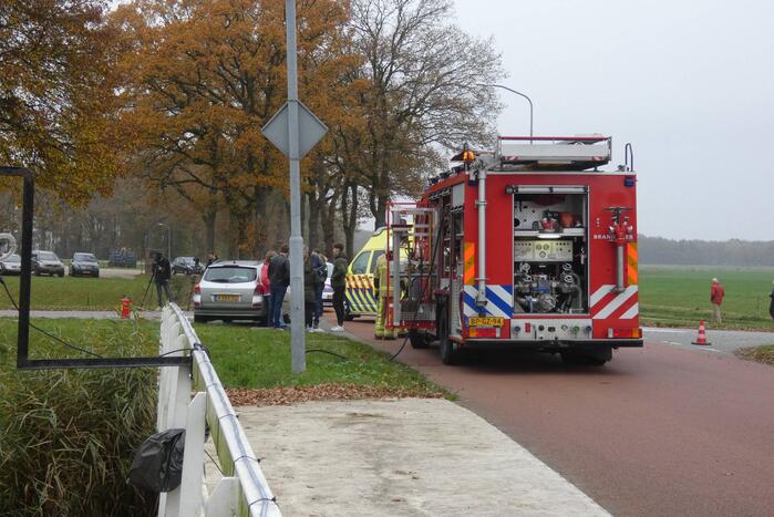 Auto belandt op de kop bij botsing