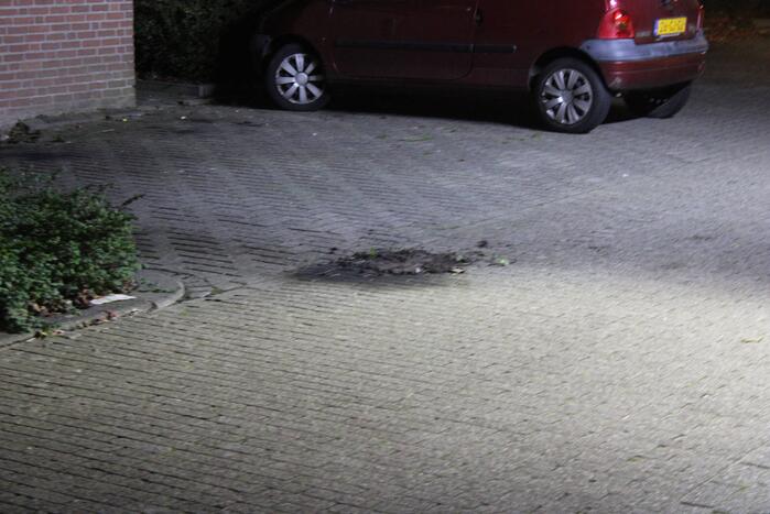 Zwaar vuurwerk laat jerrycan met benzine ontsteken