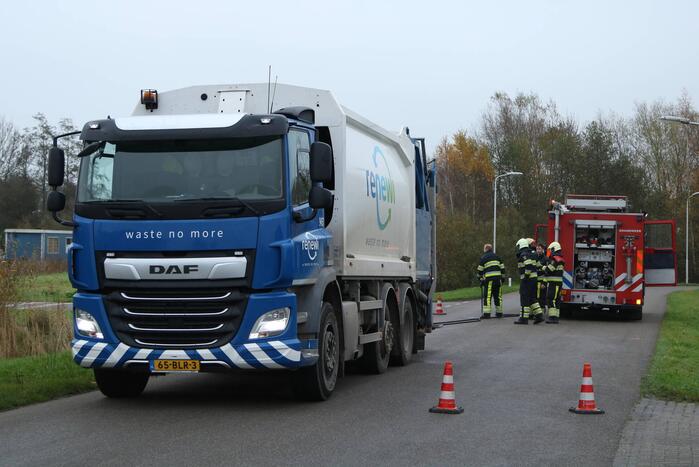 Inhoud vuilniswagen vliegt in brand