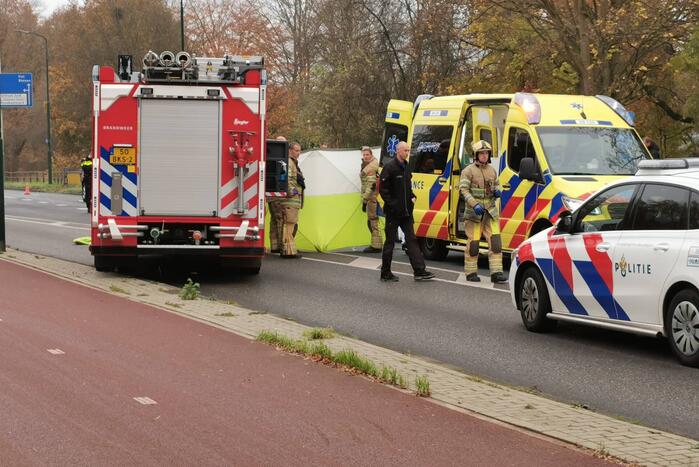 Bestuurder botst met auto op weg afrastering