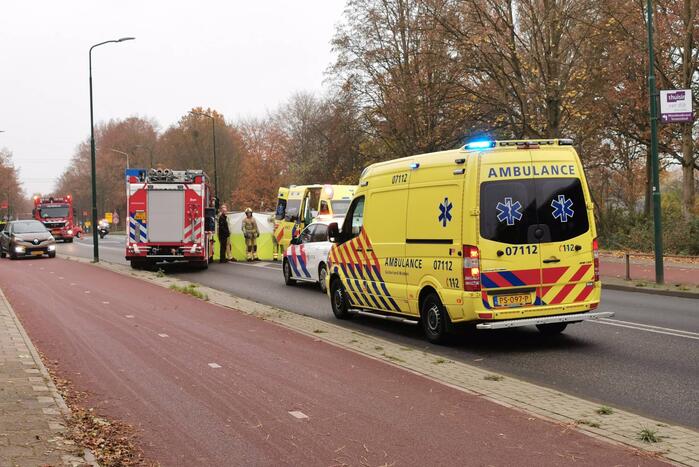 Bestuurder botst met auto op weg afrastering