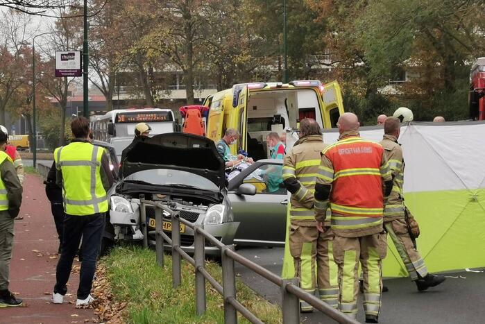Bestuurder botst met auto op weg afrastering