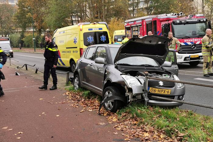 Bestuurder botst met auto op weg afrastering