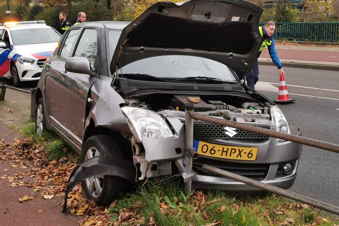 Bestuurder botst met auto op weg afrastering