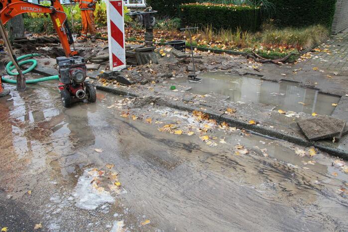 Stoep en straat blank na gesprongen waterleiding