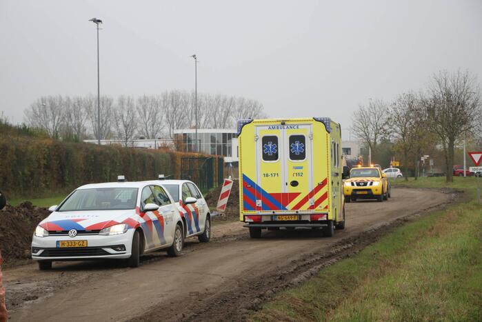 Brommerrijdster gaat onderuit op weg met modder bedekt