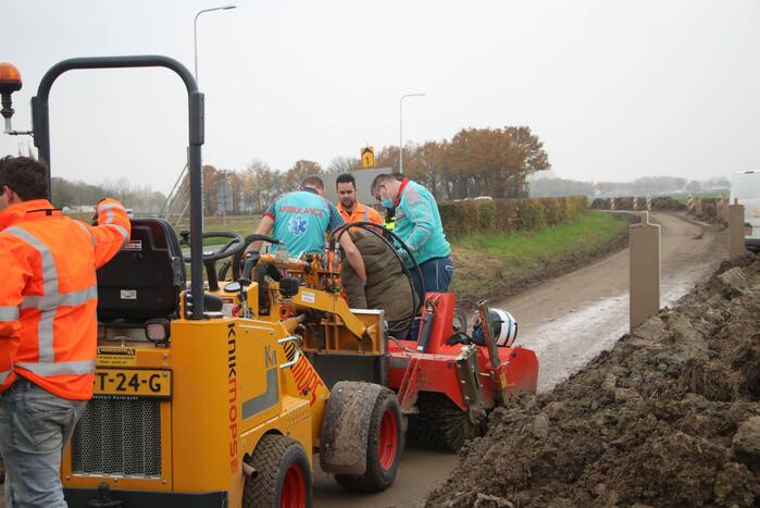 Brommerrijdster gaat onderuit op weg met modder bedekt