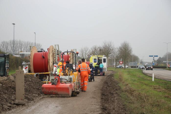 Brommerrijdster gaat onderuit op weg met modder bedekt