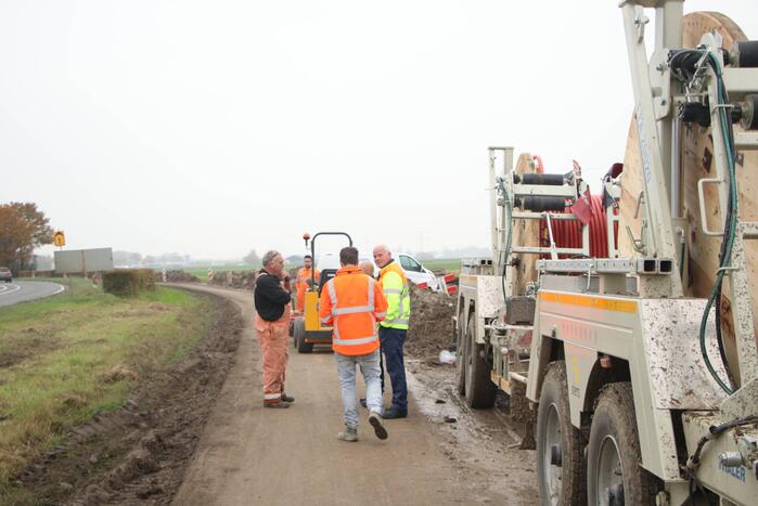 Brommerrijdster gaat onderuit op weg met modder bedekt