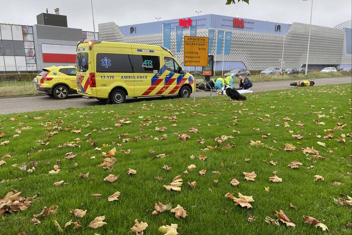 Motorrijder gaat onderuit en raakt gewond