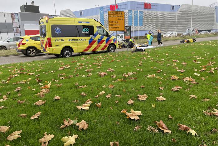 Motorrijder gaat onderuit en raakt gewond