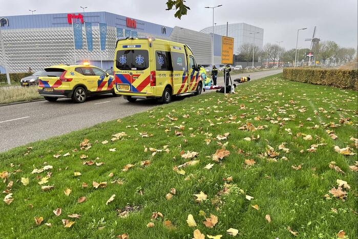 Motorrijder gaat onderuit en raakt gewond