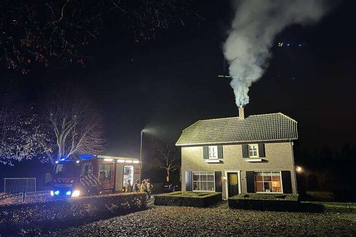 Veel rookontwikkeling door brand in schoorsteen van woning