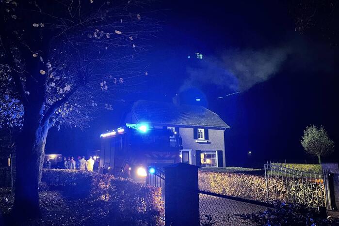 Veel rookontwikkeling door brand in schoorsteen van woning
