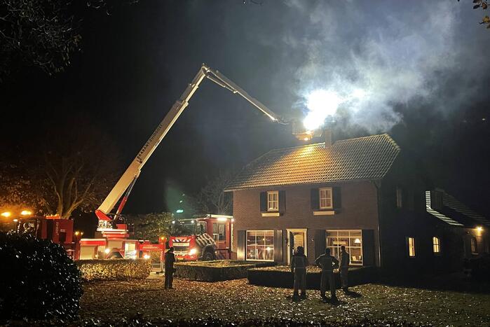 Veel rookontwikkeling door brand in schoorsteen van woning