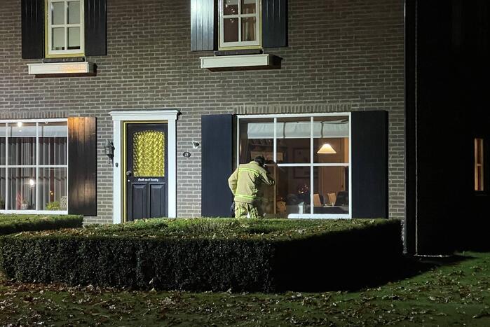 Veel rookontwikkeling door brand in schoorsteen van woning