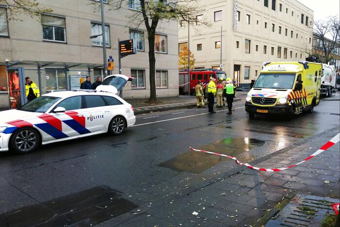 Voetganger bekneld onder vrachtwagen