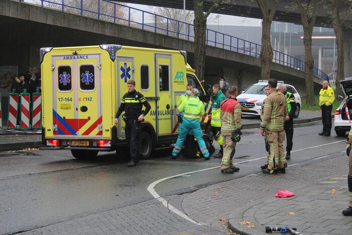 Voetganger bekneld onder vrachtwagen