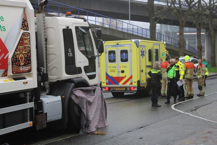 Voetganger bekneld onder vrachtwagen