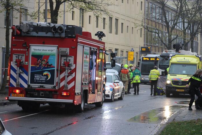Voetganger bekneld onder vrachtwagen