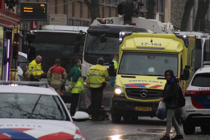 Voetganger bekneld onder vrachtwagen