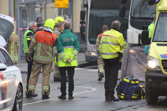 Voetganger bekneld onder vrachtwagen