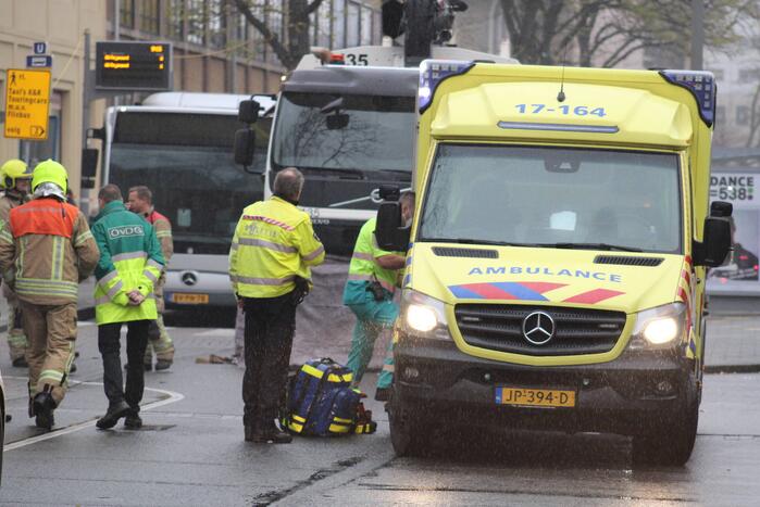 Voetganger bekneld onder vrachtwagen