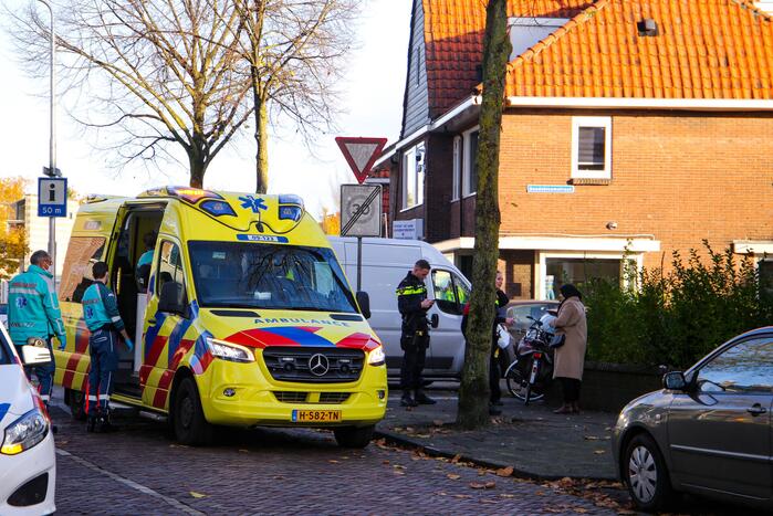 Vrouw op fiets botst op bestelbus