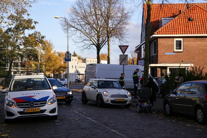 Vrouw op fiets botst op bestelbus