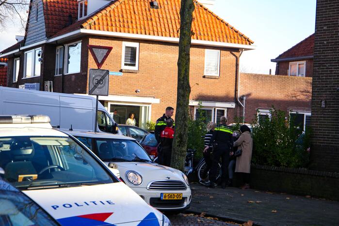 Vrouw op fiets botst op bestelbus