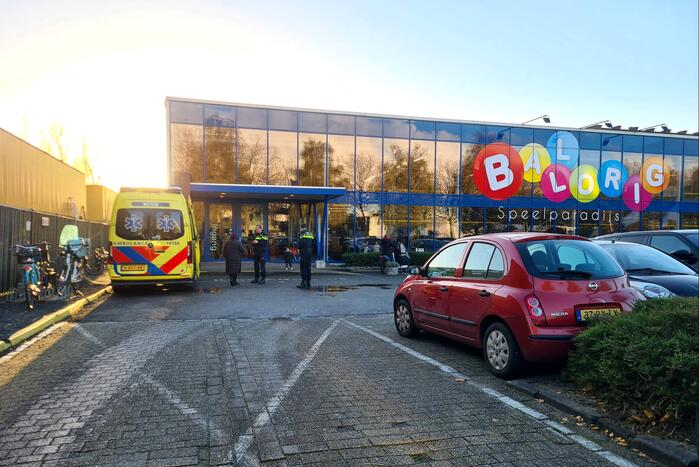Kind bij binnenspeeltuin Ballorig overgebracht naar het ziekenhuis