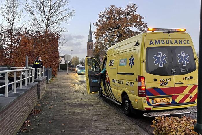 Personenauto botst achterop fietser