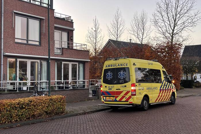 Personenauto botst achterop fietser