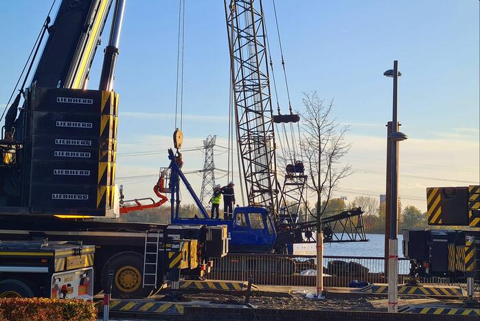 Omgevallen hijskraan geborgen