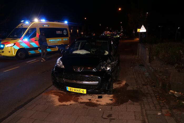 Personenauto rijdt tegen betonnen hekwerk