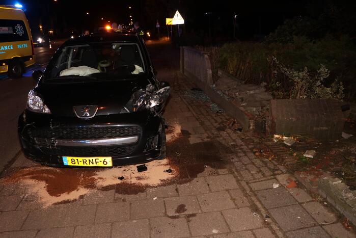 Personenauto rijdt tegen betonnen hekwerk