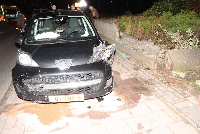 Personenauto rijdt tegen betonnen hekwerk