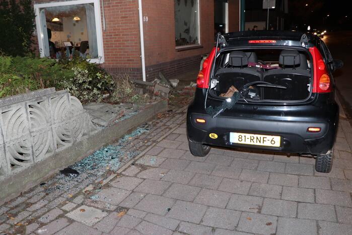 Personenauto rijdt tegen betonnen hekwerk