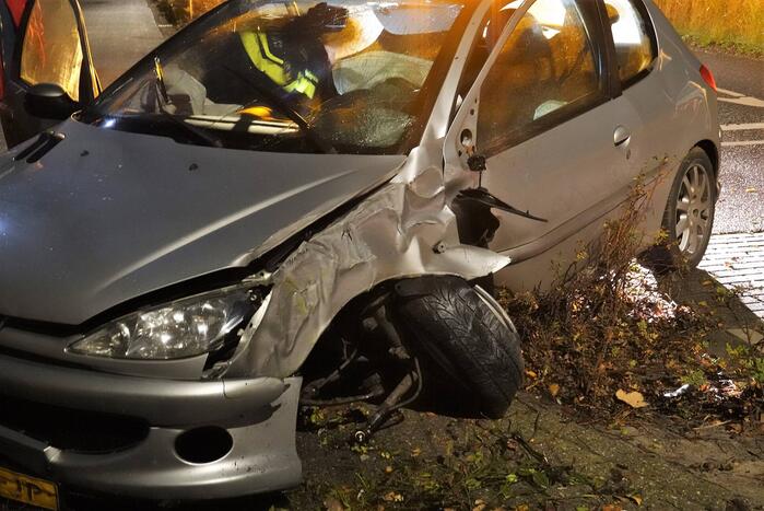 Automobilist trekt aan handrem en botst tegen verkeersbord